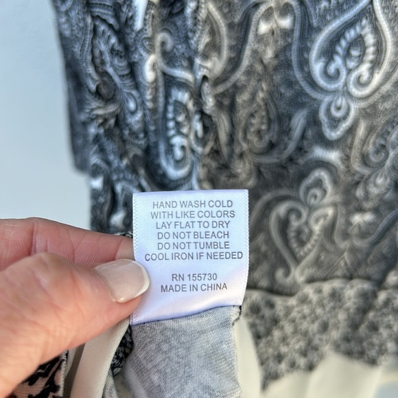 Rose + Olive Black and White Paisley Tunic with cream sheer trim in a Size 2X - Picture 6 of 6